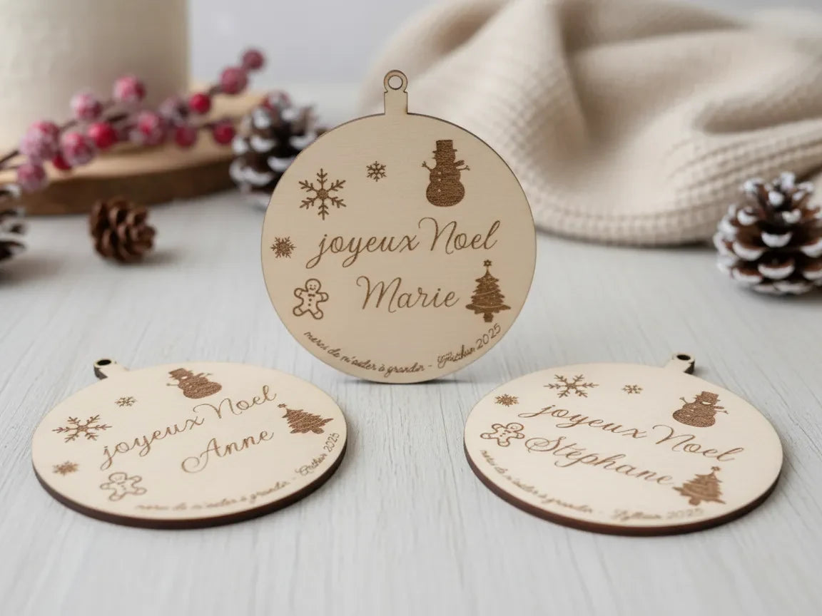 Personalisierte runde Weihnachtsanhänger aus graviertem Holz
