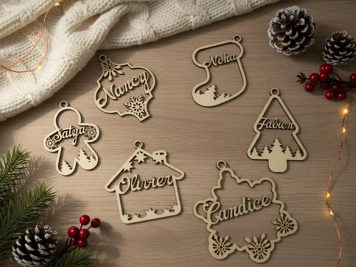 Verschiedene lasergeschnittene Weihnachtsanhänger aus Naturholz